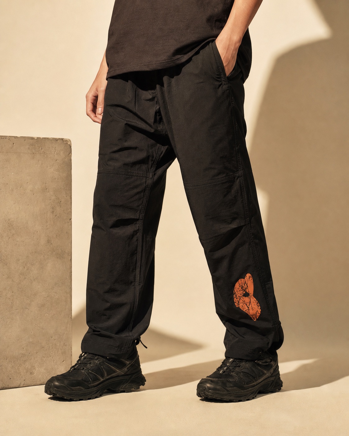 Mockup celana utilitas hitam dengan detail grafis oranye