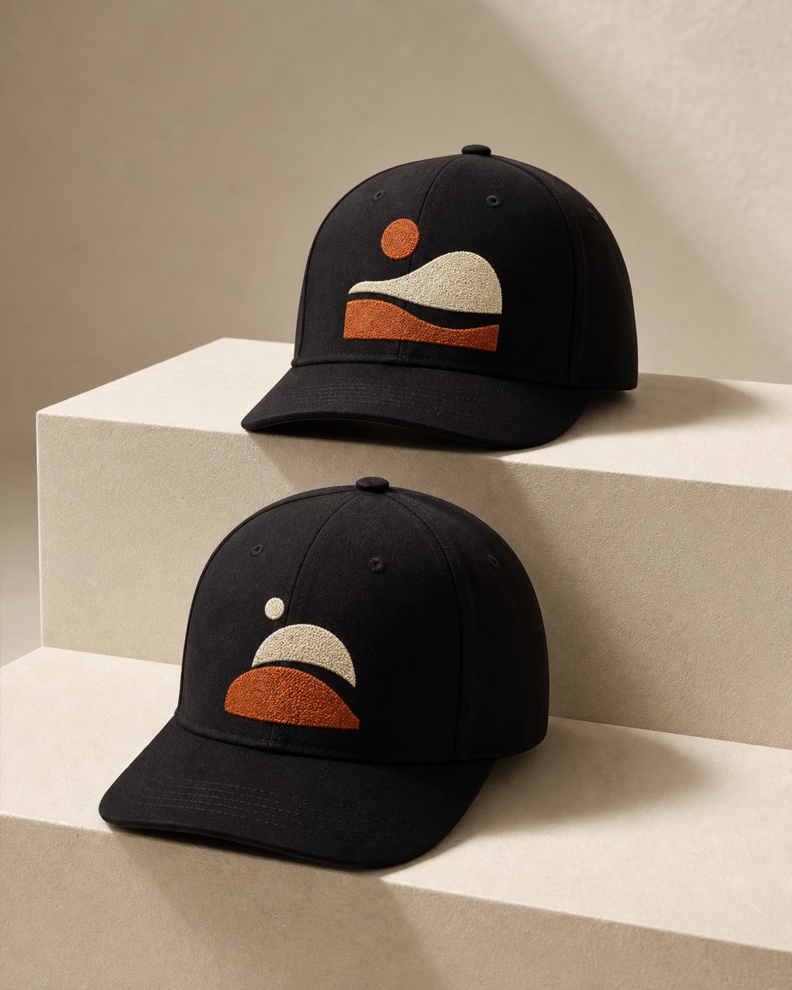 Dua mockup topi hitam dengan desain bordir berbeda