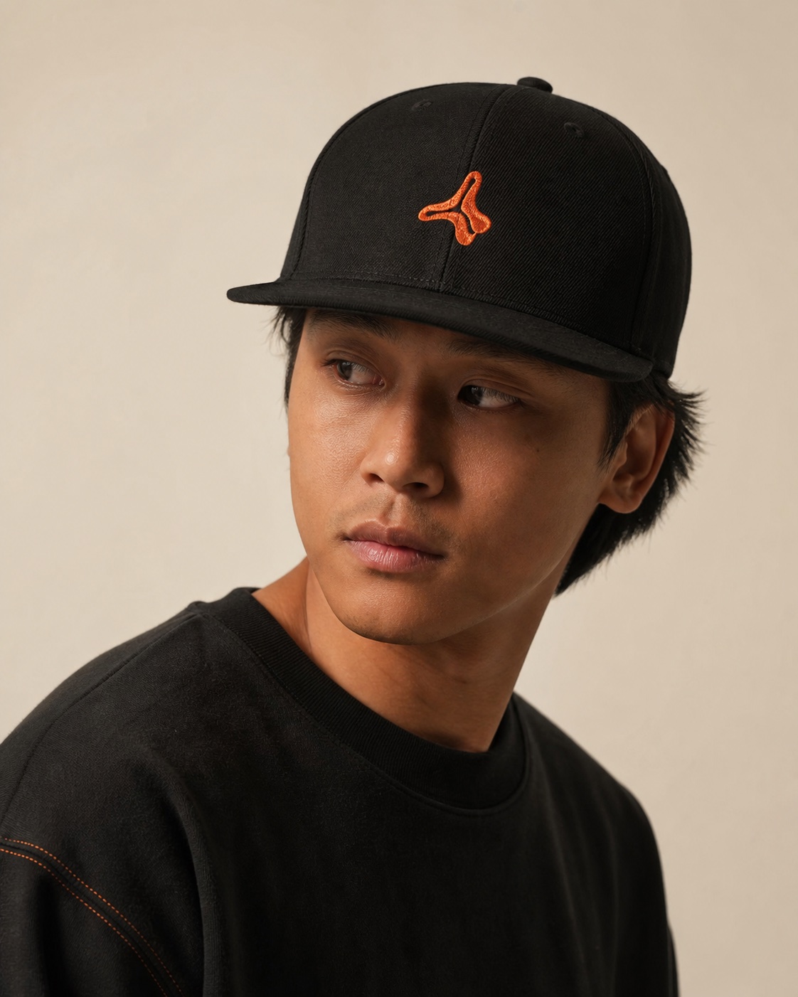 Mockup topi hitam dengan bordir abstrak oranye
